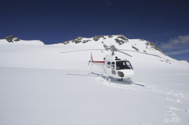 karlı dağda helikopter