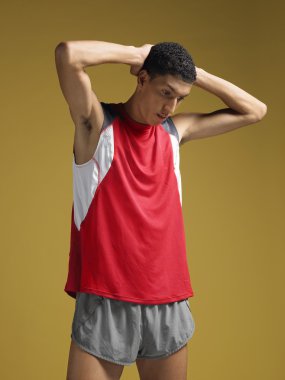 Ellerini başının arkasında atlet