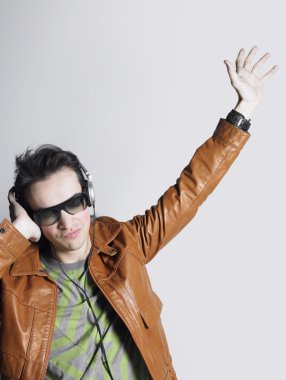 kulaklıklar ve güneş gözlüğü takan adam