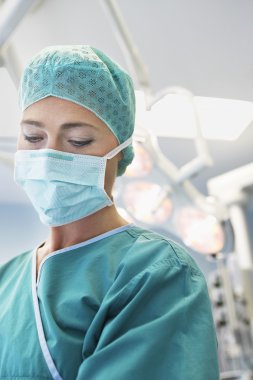 Doktor ameliyatta yakın çekim
