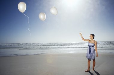 Kadın ile balonları ayakta