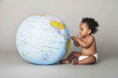 Küre ile Afrikalı-Amerikalı bebek