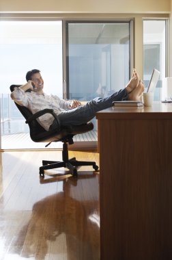 Adam ayaklı ofis