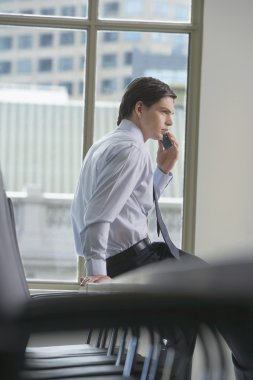 Cep telefonu kullanan iş adamı