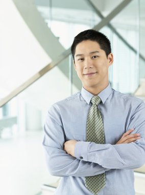 Kendine güvenen, işadamı duran kolları geçti