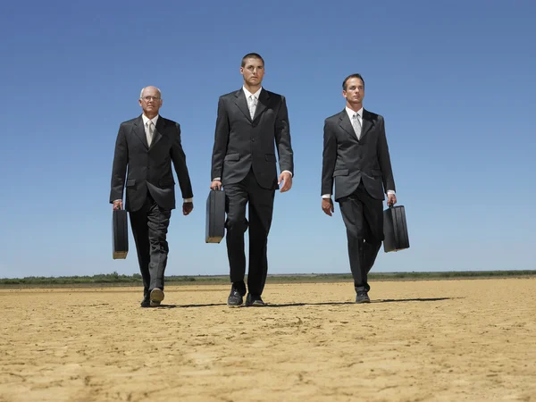Trois hommes d'affaires marchent — Photo