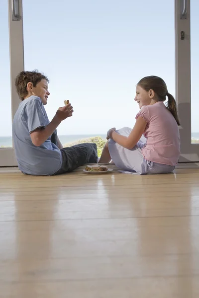 Hermano y hermana comiendo S —  Fotos de Stock