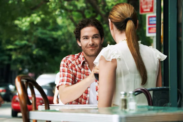 Paar zitten op de stoep cafe — Stockfoto