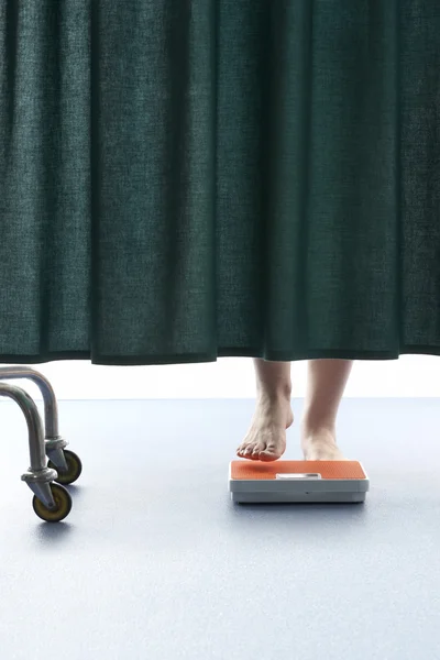 Young female legs with weighing scales — Stock Photo, Image