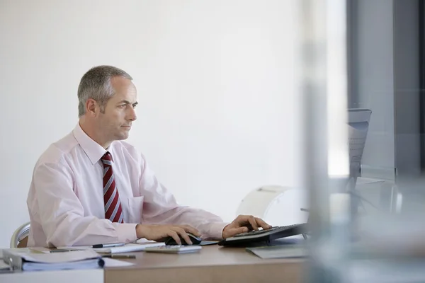 Businessman using computer — Stock Photo, Image