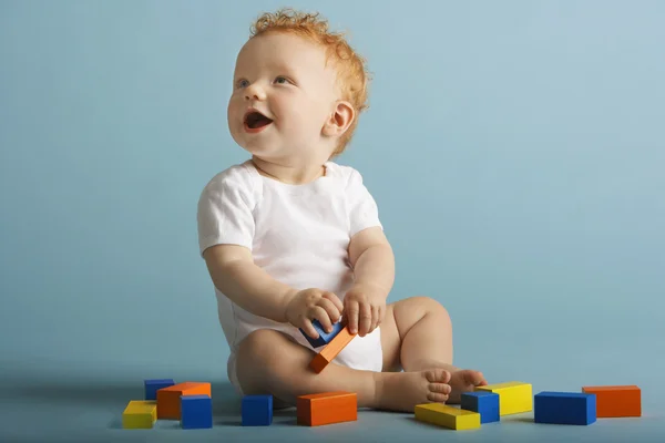 Ruiva bebê brincando com blocos — Fotografia de Stock