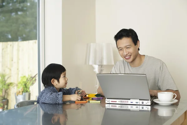 Padre e hijo en la computadora — Foto de Stock