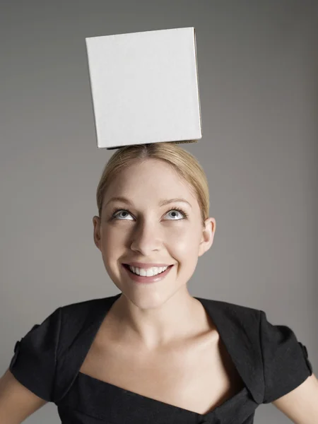 Donna con scatola bianca sulla testa — Foto Stock