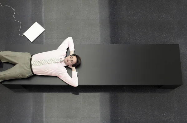 Empresário deitado no banco — Fotografia de Stock