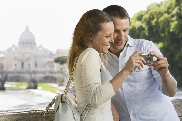 Couple regardant des photos — Photo