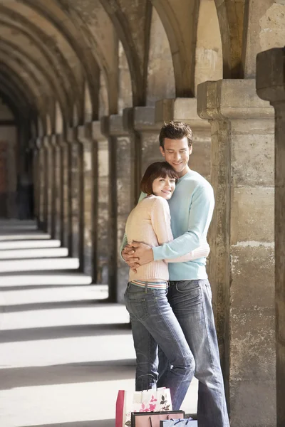 Pareja abrazando bajo arco — Foto de Stock