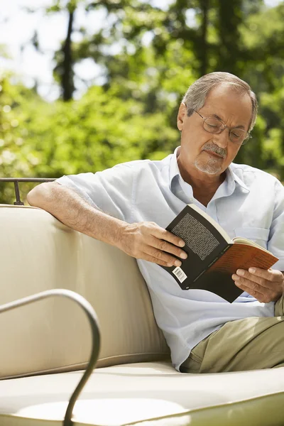 Homem leitura livro — Fotografia de Stock