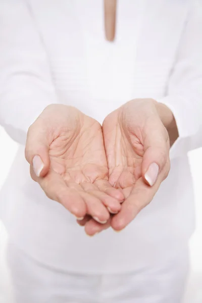 Vrouw cupping haar handen — Stockfoto