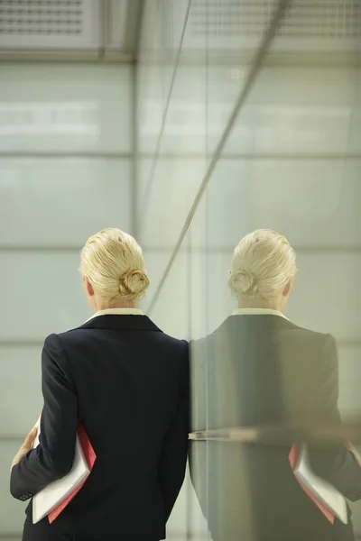 Mujer de negocios contra la partición de vidrio — Foto de Stock