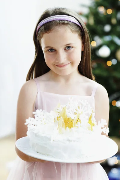 Chica sosteniendo pastel —  Fotos de Stock