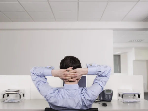 Büroangestellte entspannt am Schreibtisch — Stockfoto