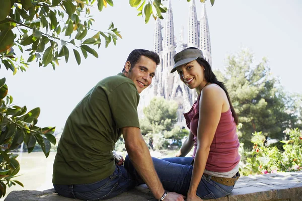 Coppia che gode della vista a Barcellona — Foto Stock