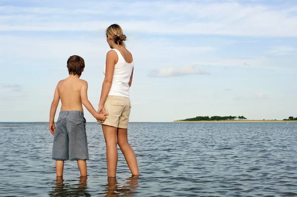 Matka a syn ve vodě Beach — Stock fotografie