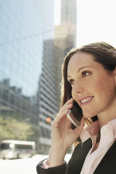 Businesswoman pomocí mobilního telefonu — Stock fotografie