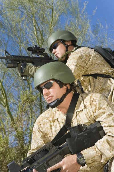 Zwei Soldaten auf Patrouille — Stockfoto