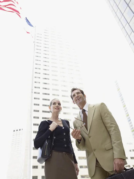 Compañeros de negocios en la calle — Foto de Stock