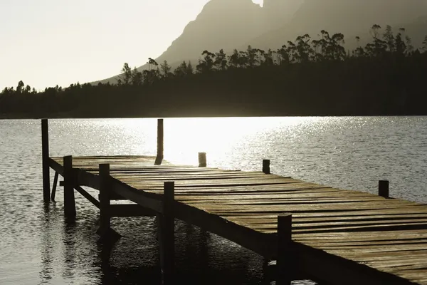 湖にある木製のドック. — ストック写真