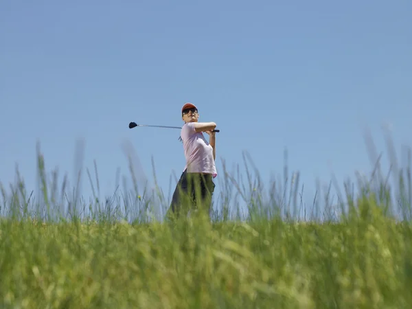 Golfista bola de condução — Fotografia de Stock