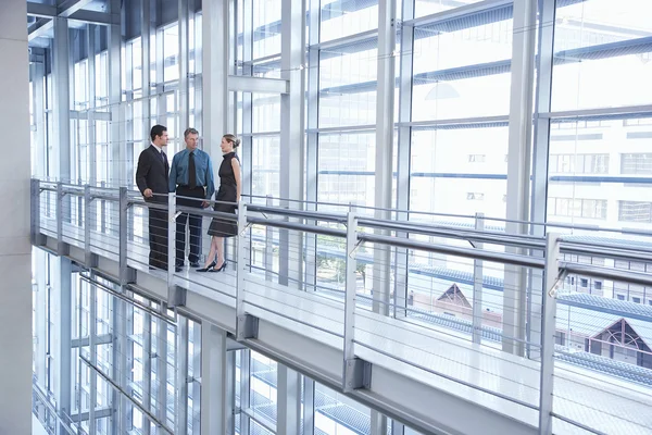 Businesspeople in Modern Building — Stock Photo, Image