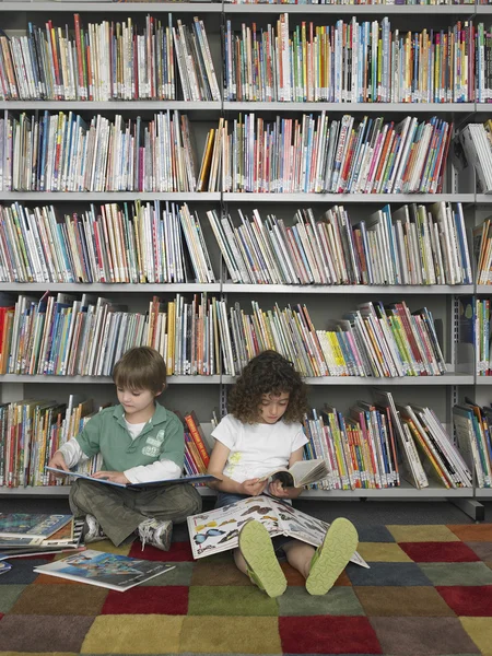 Pojke och flicka läsa böcker — Stockfoto