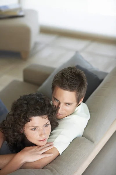 Casal relaxante no sofá — Fotografia de Stock