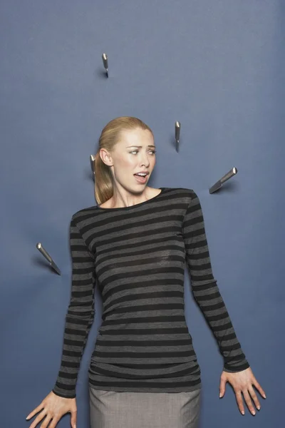 Donna circondata da coltelli gettati — Foto Stock