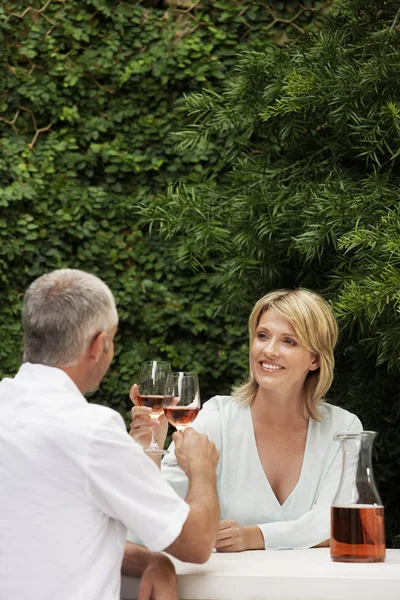 Pareja bebiendo vino —  Fotos de Stock