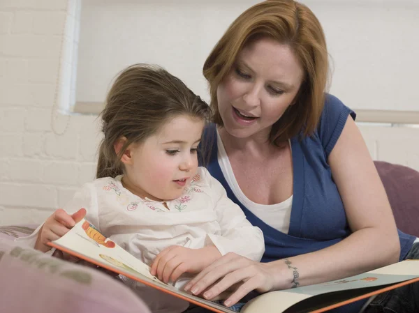 Mutter liest Tochter vor — Stockfoto