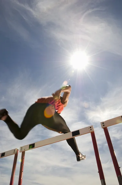 Atleta salto obstáculo — Fotografia de Stock