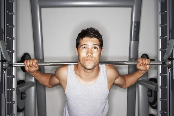 Adam liftingt ağırlıkları — Stok fotoğraf