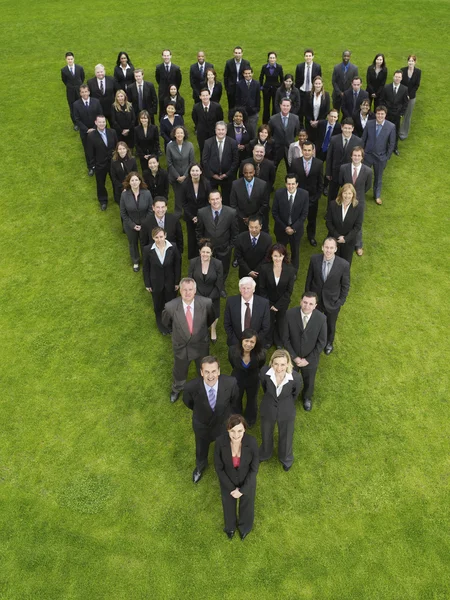 Mensen uit het bedrijfsleven staan in de driehoek vorming — Stockfoto