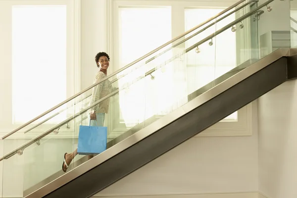 Mujer caminando con bolsa de compras — Foto de Stock