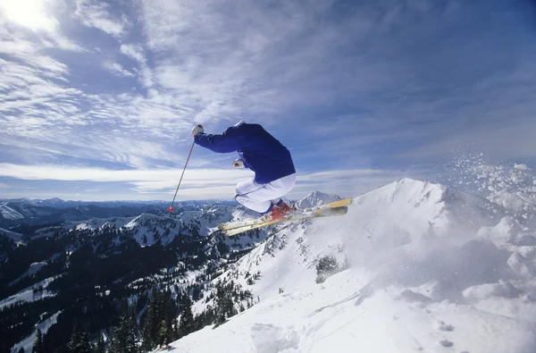 Skifahrer springt auf Berg — Stockfoto