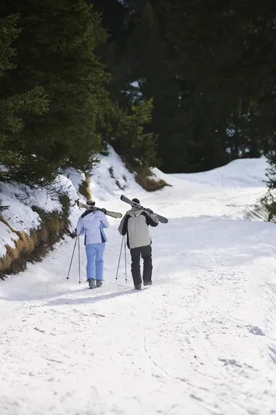 Skiing couple — Stock Photo, Image