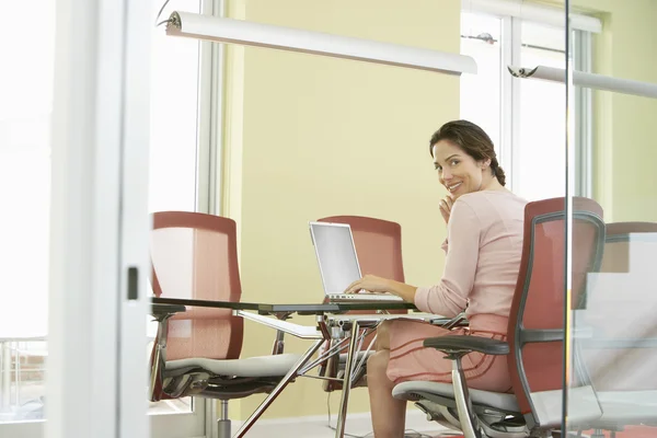 Geschäftsfrau mit Laptop — Stockfoto