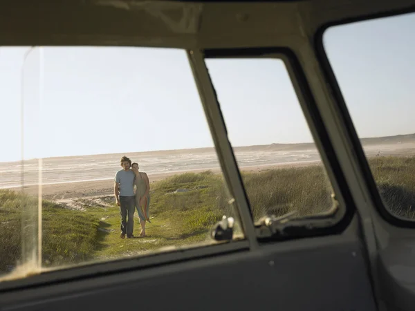 Couple marchant sur la plage — Photo