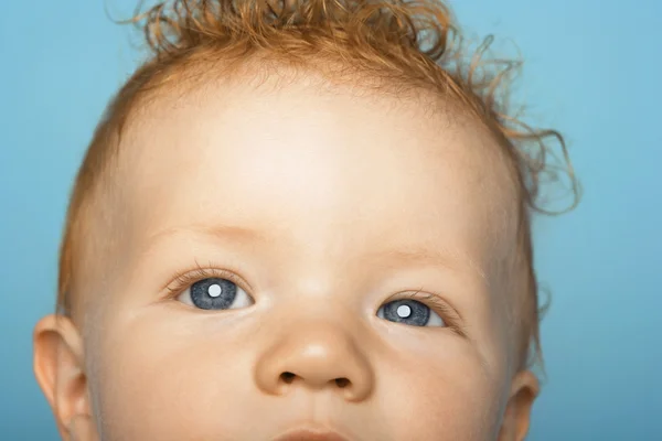 Rothaariges Baby mit unordentlichem Haar — Stockfoto