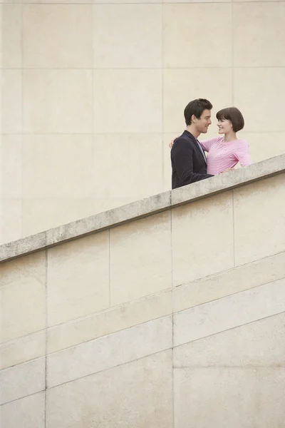 Casal Abraçando na Escadaria — Fotografia de Stock