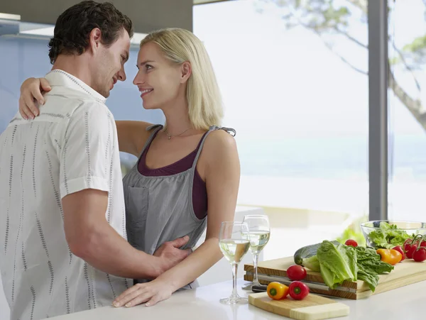 Coppia flirtare in cucina — Foto Stock