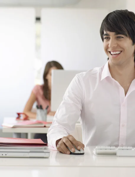 Hombre de negocios en el escritorio — Foto de Stock